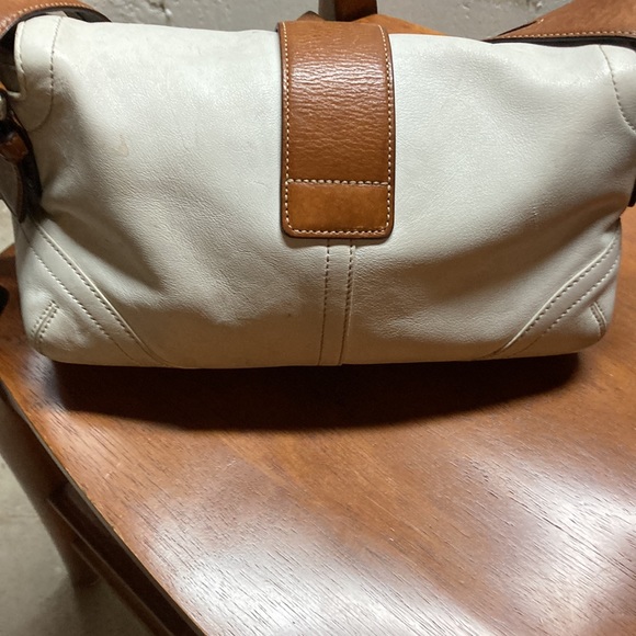 I’m selling a coach purse it in good condition it’s cream and brown strap - Picture 3 of 3